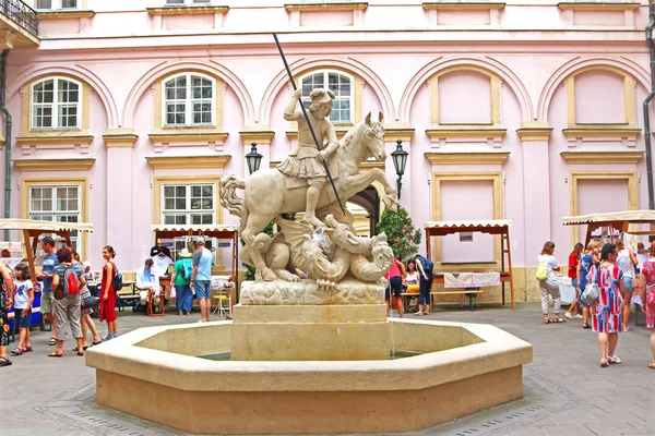 Bratislava, Slovakien - 01 september 2019: Sankt Georges källa på hästen och en trehövdad drake. Det ligger på gården till det neoklassiska Primate 's Palace — Stockfoto
