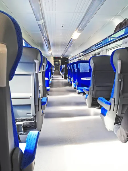 Vista del vagón de tren con asientos azules. Concepto de viaje —  Fotos de Stock