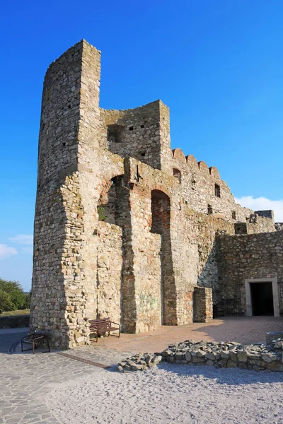 Ruinas del castillo de Devin cerca de la ciudad Bratislava, Eslovaquia. Dev n castillo es uno de los castillos más antiguos de Eslovaquia —  Fotos de Stock