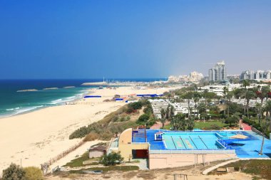 İsrail, Ashkelon 'da güneşli bir günde Akdeniz ve sahil