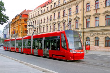 Bratislava, Slovakya - 01 Eylül 2019: Postane binası manzaralı Snp Meydanı 'ndaki kırmızı tramvay