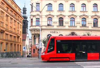 Bratislava, Slovakya - 01 Eylül 2019: Postane binası ve Loreto Bakiresi Kilisesi manzaralı Snp Meydanı 'ndaki kırmızı tramvay