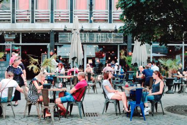 Bratislava, Slovakya - 01 Eylül 2019: Laurinska Caddesi 'ndeki şehir kafesi. Bratislava 'da kahve, bira, kokteyl, şarap ve lezzetli yemeklerden oluşan sıra dışı bir kavramdır.