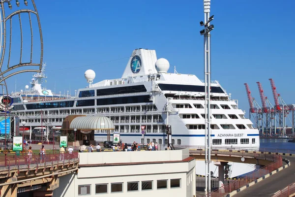 ODESA, UCRANIA - 30 de agosto de 2011: Barco de misión Azamara en el puerto. Azamara es una línea de cruceros de lujo premium que ofrece pernoctaciones más largas y en puertos a los que los barcos más grandes no pueden llegar —  Fotos de Stock
