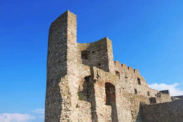 Ruiner av Devin slott nära staden Bratislava, Slovakien. Dev n Castle är en av de äldsta slotten i Slovakien — Stockfoto