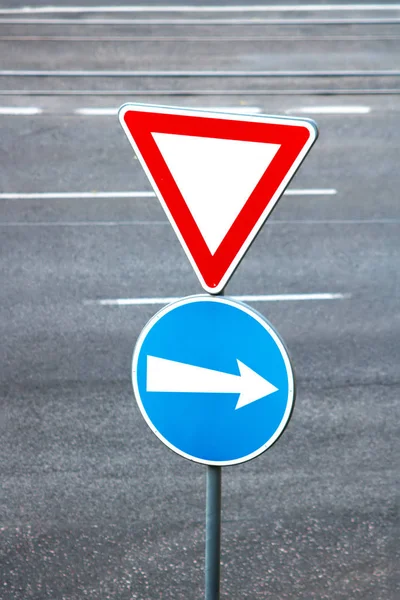 Знаки главной дороги и поворот против дороги — стоковое фото