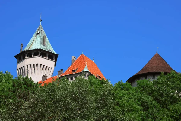 Górny widok na Zamek Smolenice w lecie w pobliżu miasta Smolenice, Słowacja — Zdjęcie stockowe