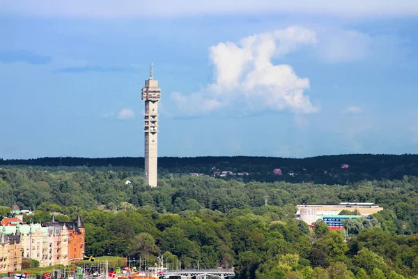 Vista de la torre de televisión en Estocolmo, Suecia. La torre es un importante centro de la televisión sueca, la radio y las transmisiones por satélite —  Fotos de Stock