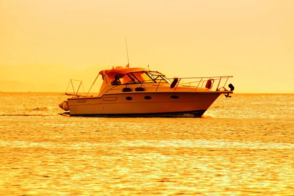Jachta ve Středozemním moři při západu slunce. Zlaté hodiny — Stock fotografie