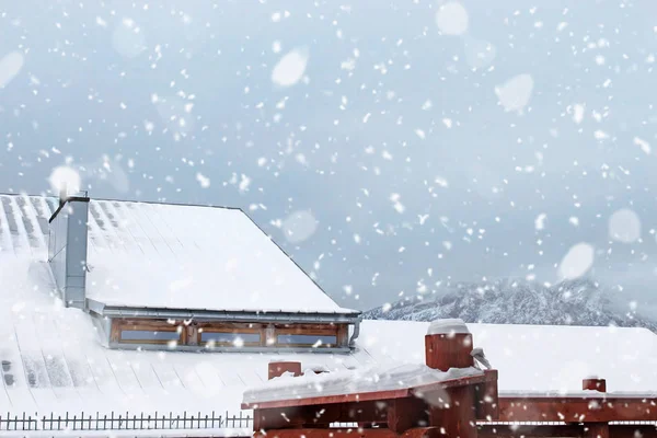 Berghuis en houten hek bedekt met verse sneeuw in Chocholowska vallei - Tatra Mountains, Polen. Het sneeuwt. — Stockfoto