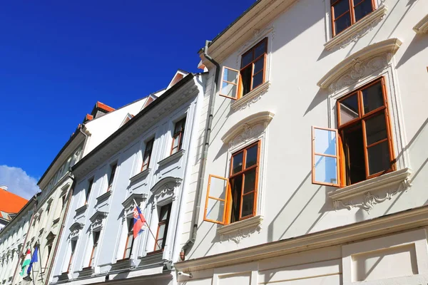 View of old buildings on Sedlarska Street in Bratislava, Slovaki — Stockfoto