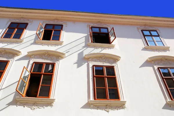 Blick auf das alte Gebäude in der Sedlarska Straße in Bratislava, Slowakei — Stockfoto