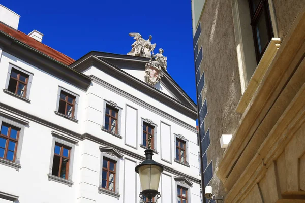 Pohled na palác Královské maďarské komory v Bratislavě na Slovensku. Nejvyšší maďarská finanční instituce sídlí v Bratislavě od roku 1531 — Stock fotografie