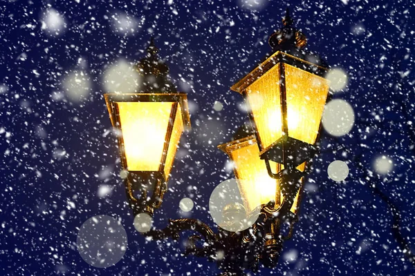 Straatlantaarnpaal Nachts Sneeuw — Stockfoto