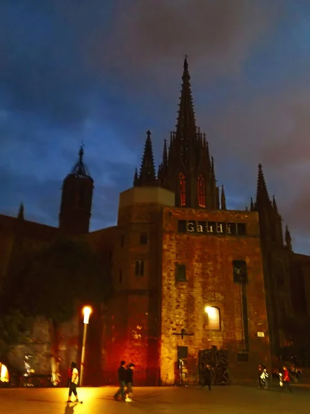 Barcelona Spanien Oktober 2013 Gaudi Exhibition Center Förgrunden Och Katedralen — Stockfoto
