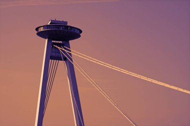Slovak Ulusal Ayaklanması, Bratislava, Slovakya Köprüsü 'nün SNP köprü kulesi ve UFO kulesi. İyi akşamlar.