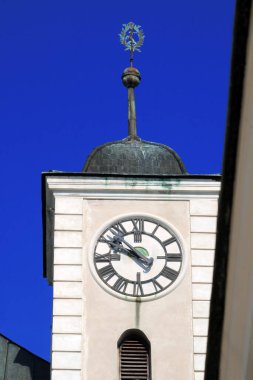 Slovakya 'nın Casta köyü yakınlarındaki Cerveny Kamen Kalesi' nin saat kulesi.