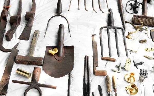 Antika demir üreticileri ve diğer vintage ürünler açık hava pazarında Red stone şatosu, Casta köyü, Slovakya