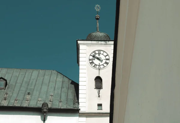 슬로바키아의 카스타 근처에 베니카멘 시계탑 필터를 사용하였다 — 스톡 사진