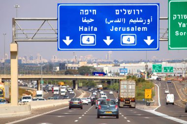 ISRAEL - 17 Eylül 2017: 4. otoyol manzarası. İsrail 'in Akdeniz' deki tüm kıyı şeridi boyunca uzanan bir İsrail otoyolu.