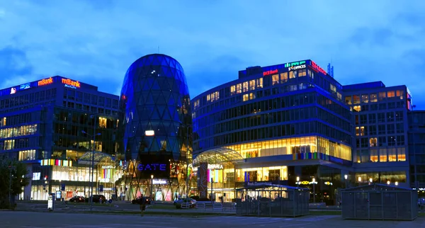 布拉迪斯拉发 Bratislava Slovakia 2019年9月2日 晚上的欧洲购物中心 欧洲购物中心是当地居民和游客最喜爱的购物场所之一 蓝色的时间全景 — 图库照片