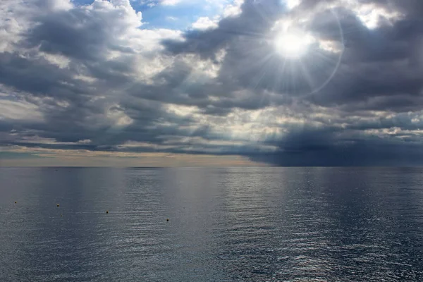 Raios Sol Passando Pelas Nuvens Tempestade Sobre Mar — Fotografia de Stock