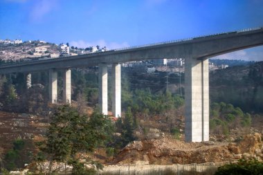 İsrail 'deki dağlarda köprü