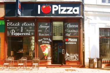 BRATISLAVA, SLOVAKIA - EYLÜL 04, 2019: Rybalska kapısı yakınlarındaki Pizza restoranını seviyorum