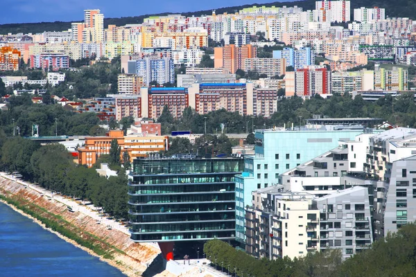 ブラチスラバ スロバキアの川公園複合体 と住宅地 のビュー 複合体の建築家はErick Van Egeraatです 複合施設は ケンピンスキーグランドホテル アパート — ストック写真