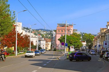 BRATISLAVA, SLOVAKIA - SEPTEMBER 01, 2019: Sonbaharın başında Palisady Caddesi (solda) ve Zamocka Caddesi (sağda). Arka planda TV kulesi