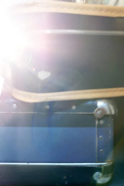 Потрёпанные Винтажные Чемоданы Древними Голубыми Солнечные Лучи Утром Концепция Путешествия — стоковое фото