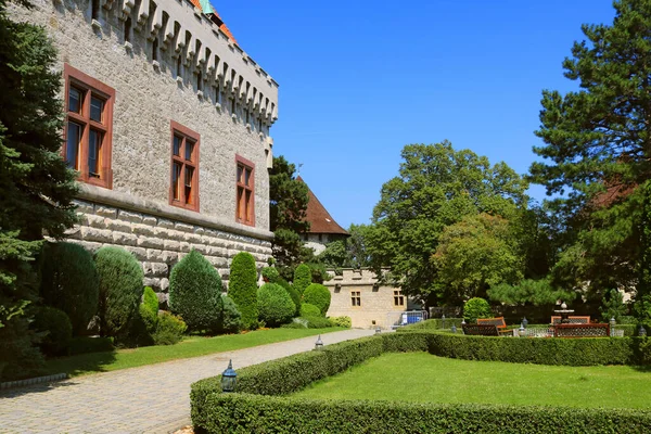 スロバキアのSmolenice城のコートヤード 15世紀に小さなカルパチア人によって建てられた — ストック写真