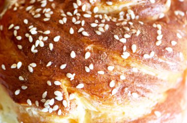 Sabahın erken saatlerinde susam tohumlu taze burulmuş çörekler. Sabah güneşi