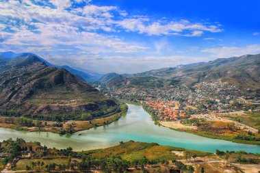 Kura (veya Mtkvari) ve Aragvi nehirlerinin birleşmesi bir arada görülür. Gürcistan 'ın eski başkenti Mtskheta (sağda). Şehrin güzel manzarası Mtskheta