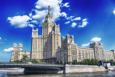 Kotelnicheskaya Embankment Binası, Eylül 1947 'de inşa edilen ve 1952' de tamamlanan yedi Stalinist gökdelenden biridir.