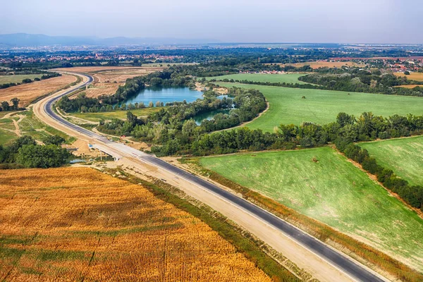 夏には農業分野 湖や道路のビュー スロバキア 空中展望 ドローンビュー — ストック写真