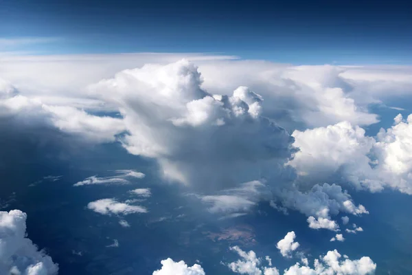 Vista Desde Ventana Del Avión Sobre Nubes Diferentes Formas — Foto de Stock
