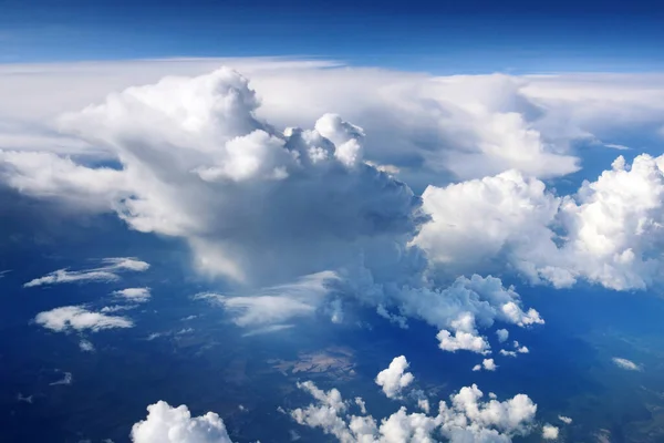 Vista Desde Ventana Del Avión Sobre Nubes Diferentes Formas — Foto de Stock