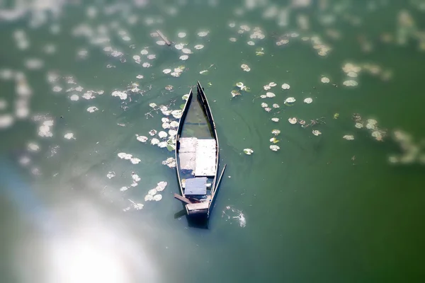 Översvämmad Båt Vattnet Flod Med Löv Näckrosor Lutningseffekt Sagoeffekt — Stockfoto