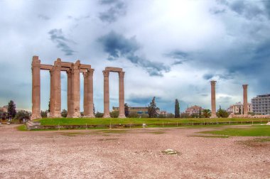 Yunanistan 'ın Atina kentindeki Olympian Zeus tapınağının manzarası. Yağmurlu hava