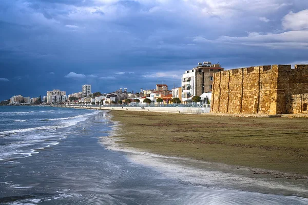 Castelo Medieval Costa Marítima Aterro Larnaca Chipre Tempo Chuvoso Nuvens — Fotografia de Stock