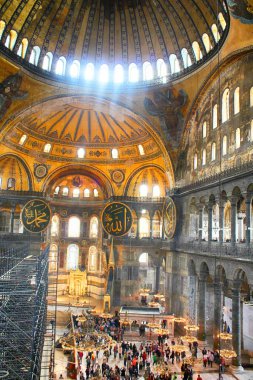 İSTANBUL, TURKEY - 30 Mart 2013: Konstantinopolis 'in eski Ayasofya Bazilikası Aya Sofya' nın İçi