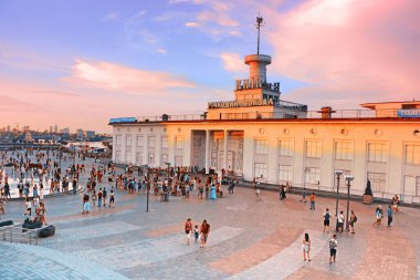 KYIV, UKRAINE - 13 Temmuz 2019: Günbatımında Kyiv Nehri Limanı manzarası. Şehrin Podil ilçesinde, Dinyeper Nehri 'nin sağ kıyısında yer alan ana nehir limanı Kyiv' dir. Hassas pembe gün batımı