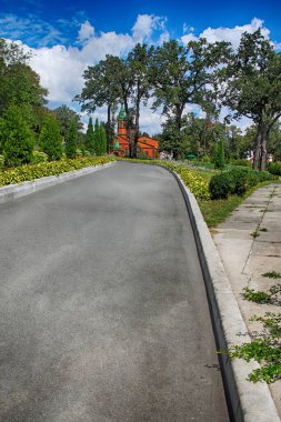 Ukrayna, Kyiv yakınlarındaki Feofaniya 'daki kadın manastırına giden yol.