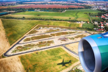 Köy manzarası, Bratislava, Slovakya yakınlarındaki bir uçağın tarım arazileri. Sahadaki bir uçağın gölgesi.