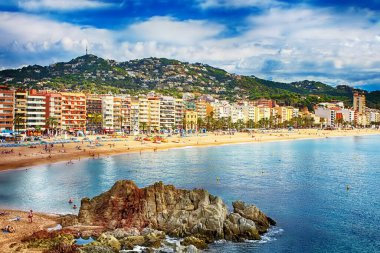 LLORET DE MAR, İSPAN - 06 Ekim: ünlü tatil köyü manzarası. Ana plaj, Costa Brava 'nın en popüler plaj uzunluklarından biridir: 1630 metre genişliği: 45 metre. 
