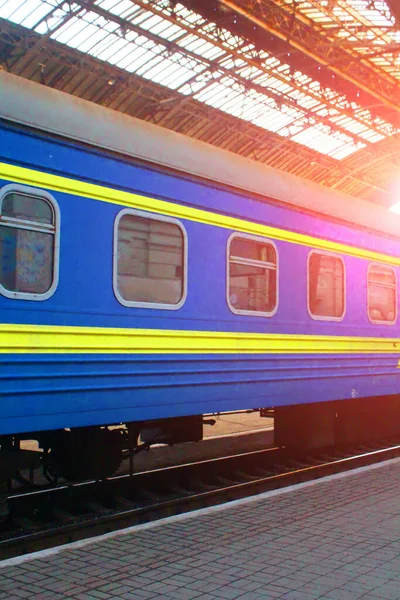 Comboio Plataforma Estação Ferroviária Lviv Lviv Ucrânia Luz Manhã — Fotografia de Stock