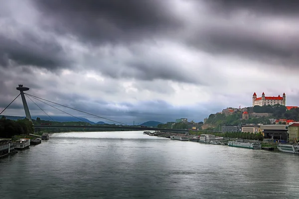 布拉迪斯拉发市的城市景观与Snp桥Ufo桥横跨多瑙河和古堡 斯洛伐克布拉迪斯拉发 阴郁的天气 — 图库照片