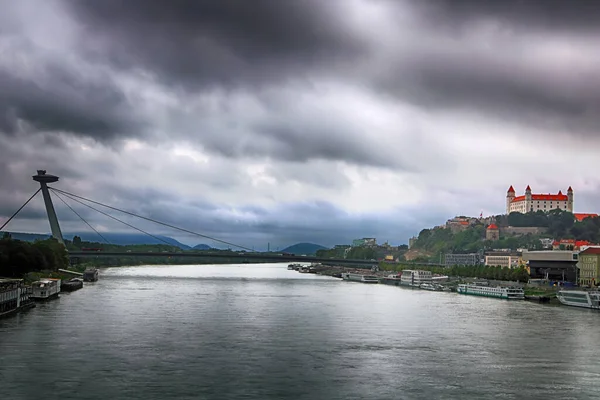 Cityscape Cidade Bratislava Com Ponte Snp Ufo Ponte Sobre Rio — Fotografia de Stock