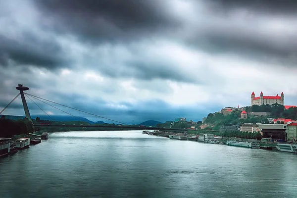 Krajobraz Miasta Bratysławy Mostem Snp Ufo Przez Dunaj Rzeki Starego — Zdjęcie stockowe